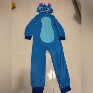 1 stitch onesie 
1 stitch fleece pj set 
Both size 8
